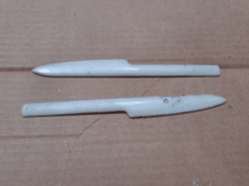 white cutlery knives in bio-based plastics